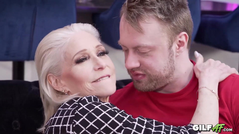 Gilf AF: Une mamie se fait baiser