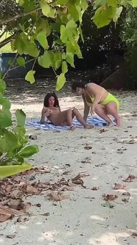 O perversă masturbează o mamă sexy țâțoasă și fiica ei vitregă și ejaculează pe fața lor în timp ce fac plajă