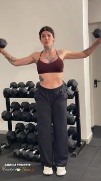 Hottie menunjukkan bahawa dia tahu bagaimana untuk berlatih, sensualizing di gim.