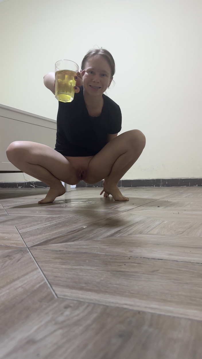 SweetLucy96: Čůrám do sklenice a masturbuji