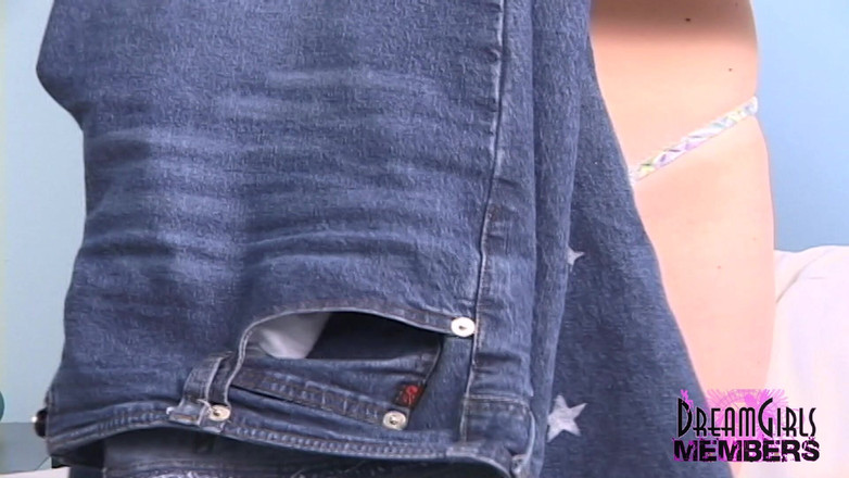 Dream Girls: 这个大学美眉的第一部视频