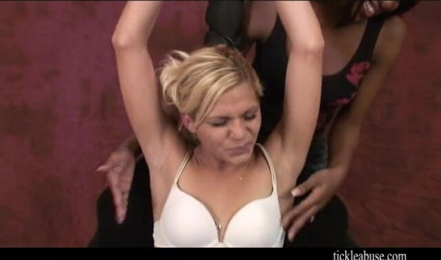 Princess Nikki's Tickling Fetish Sessions: Nina se corre