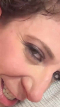 Tätowierte MILF mit dicken möpsen wird interracial gefickt