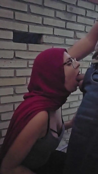 Blowjob at the Entrance of the House Mia Niqab