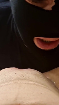 Paroháč olizuje kundičku pokrytou mrdkou k orgasmu po tom, co manželka šuká milence, creampie čištění