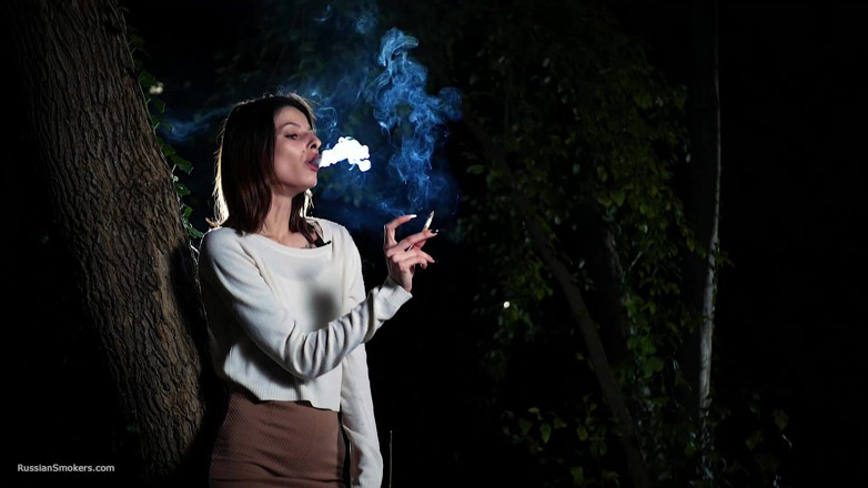 Russian Smokers: Scena sexy russa che fuma una sigaretta all'aperto