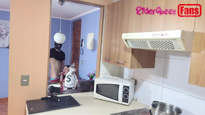 Riderqueen: प्रशंसकों के लिए वीडियो: नकाबपोश युवक मुझे रसोई में चोदता है