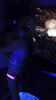 黑暗中的发光 nye 肛门挂钩