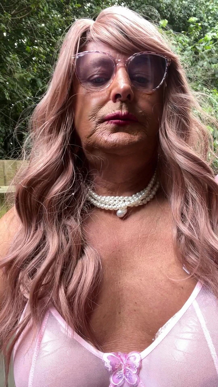 Kellycd2022: Sexy Crossdresser Kellycd2022 Sexy MILF v růžových šatech a podpatcích