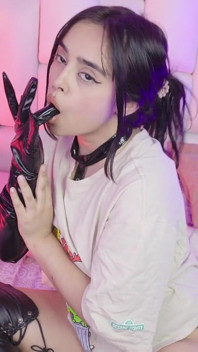 Jennie Has a Surprise for You with Her New Gloves