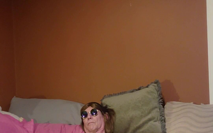 Daphne Desire: Daphne Trekt Zich Af Met Een Foxtail Buttplug En Komt...