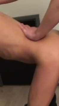 ピアスをした熟女が恋人のチンポに乗っています
