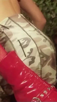 Även en krigszon är inte en dålig plats för två blondiner att ha sex