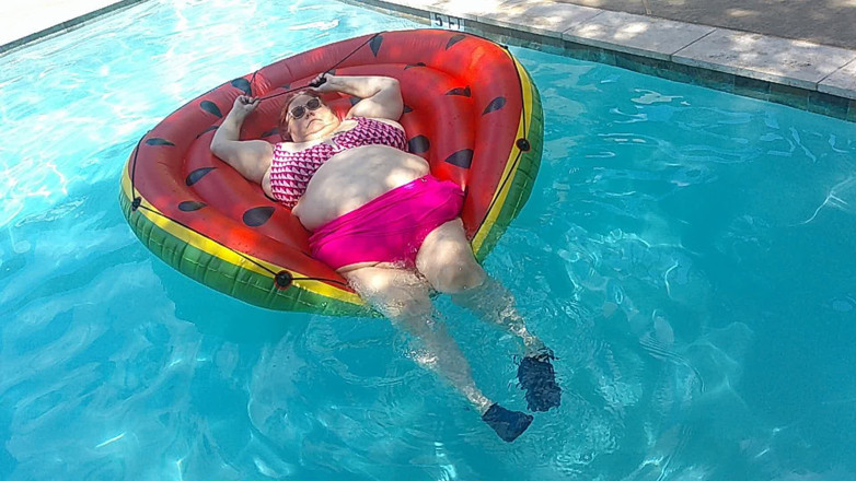 BBW nurse Vicki adventures with friends: Video pendek suster semok vicki lagi asik muasin memeknya pakai...