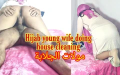Incrível árabe jovem esposa usando hijab fazendo limpeza de casa e sendo fodida com força