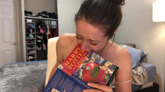 Nadia Foxx: Citind isteric Harry Potter în timp ce stă pe un vibrator!