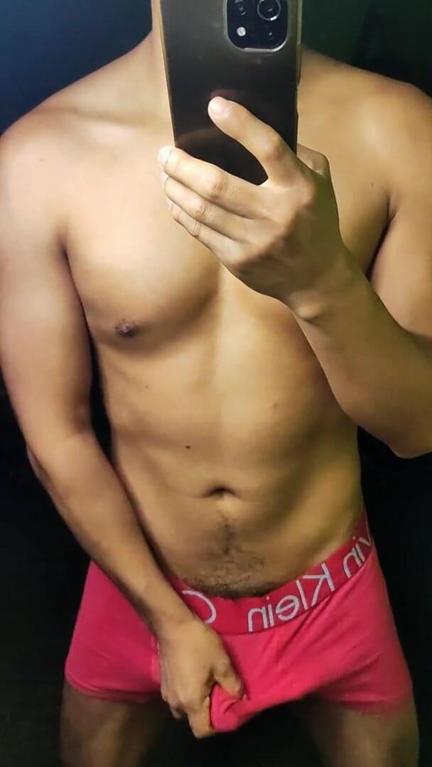 Hornyboy2058: Eu envio a ele uma foto de uma deliciosa bunda...