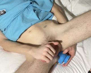 GhostCams: Kembar yang belum disunat memancut mani semasa mengongkek dirinya dengan...