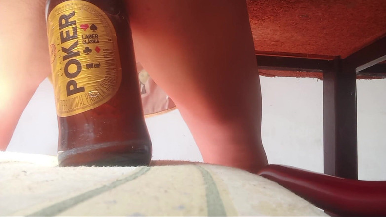 Lobicam: 我用一个瓶子自慰。我很着迷看。