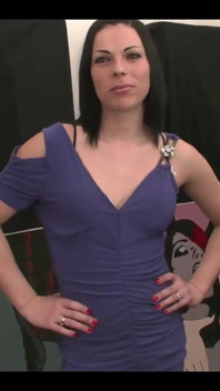 Hermosa travesti francesa se desnuda, se masturba y come polla Parte 1