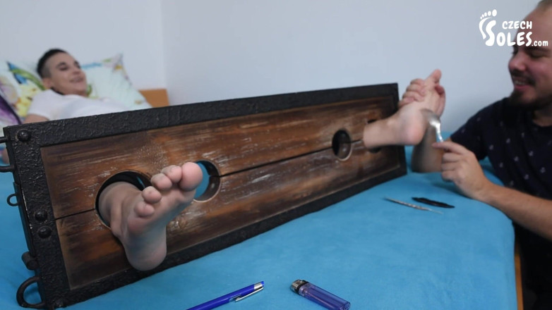Czech Soles - foot fetish content: 주식에 갇혀 간지럽히 + 발 숭배