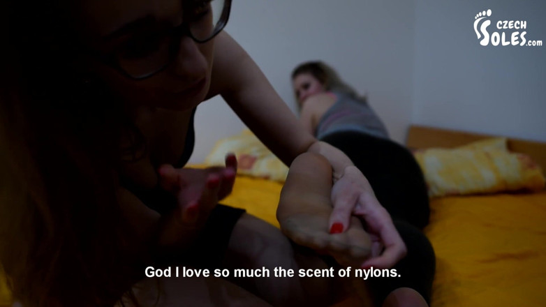 Czech Soles - foot fetish content: Dua awek kaki menghirup kaki mereka dalam pantyhose