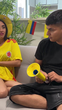 Ma meilleure amie latina m’attend sans sous-vêtements et mise sa chatte mouillée si son équipe gagne. SPÉCIAL DE LA COUPE DU MONDE 2026 !