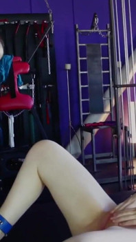 Matură sexy lesbiană excitată își biciuiește prietena supusă