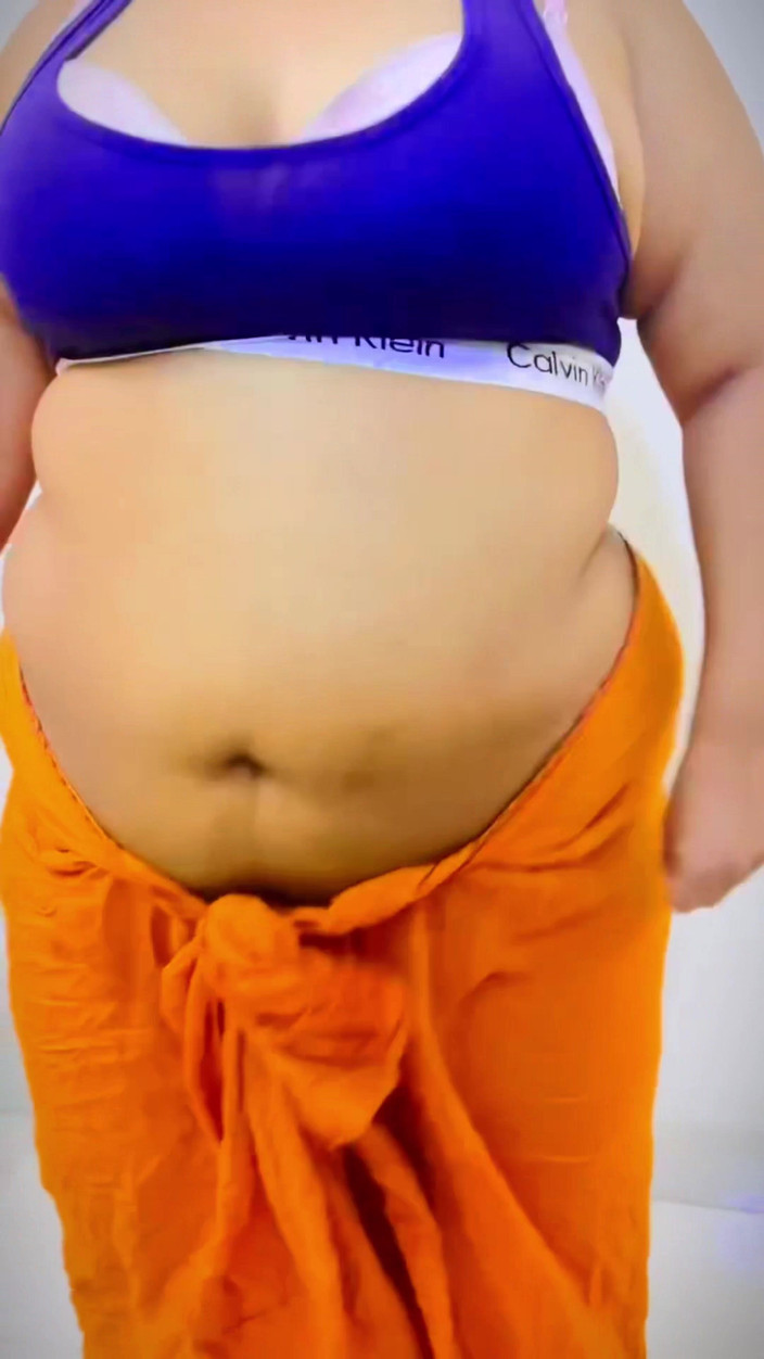 Your Boy's Cum: Tante seksi india dengan pantat bahenol mencoba menggoda teman suaminya...