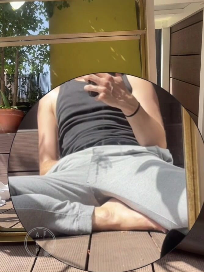 AmateurBoysPissing: Amateur Jongen Natt Zijn Grijze Sweatpants