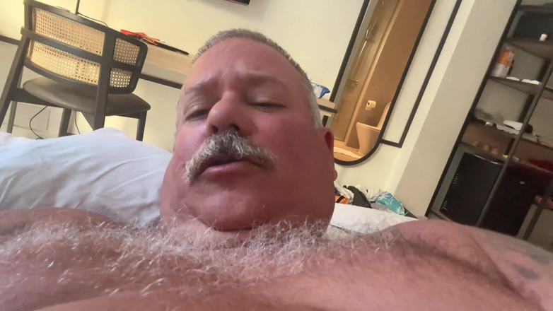 Hand-Free-Daddy-Chub: たくましい引退コーチ、大きな太ったチンポを持つ非常に男性的