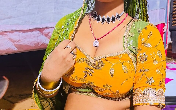 Sexy gunjan: 継母が彼女のマンコを指で動かし、巨大なお尻を見せる
