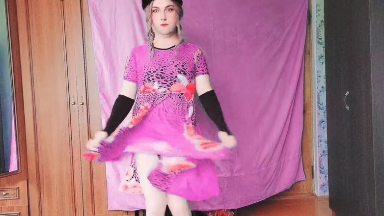 Kitty_Cross: Verspieltes sissy-sitzen im kreuzbein auf großem, weichem Teppich