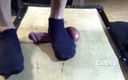 UsUsa: Deptanie piłek stóp w czarnych skarpetkach, UsUsa