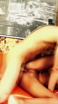 Mandy Dee abre su culo rojo cereza para que puedas mirar adentro
