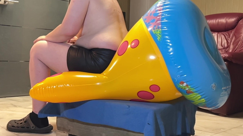 BeachBallsDuo: 3 jucării uriașe gonflabile zdrobite de 250lb, femeie mare și frumoasă goală!