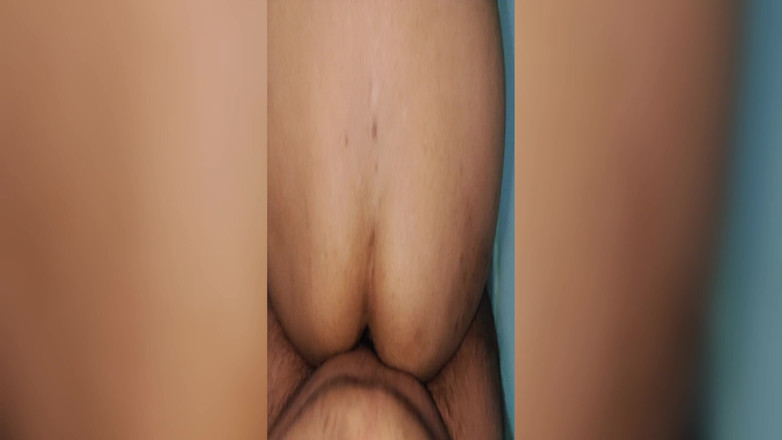 Hot_couple_vibes: Une villageoise desi se fait serrer la chatte pour la...
