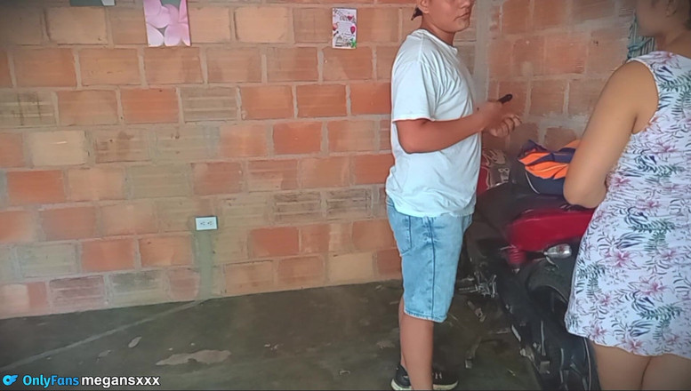 MeGanSxx: मैकेनिक मेरी मोटरसाइकिल देखने आता है और मेरे तेल को मापता है