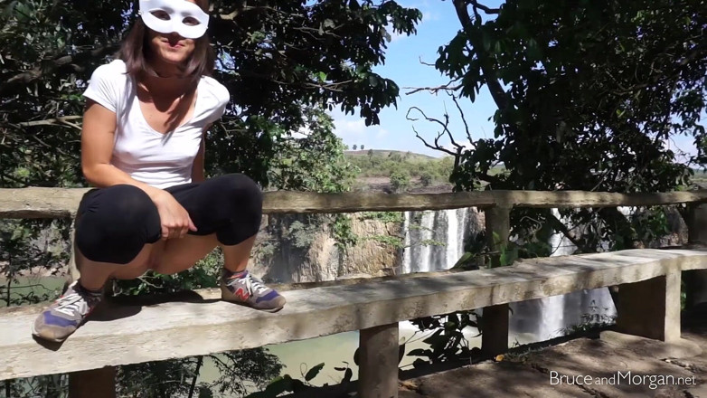 Bruce-and-Morgan: Begitu Banyak Kencing dan Air Mani Di Air Terjun