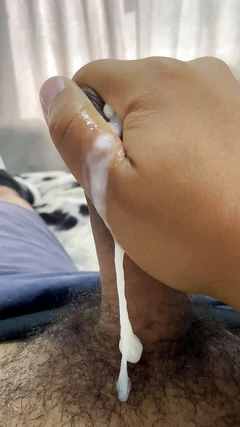Twink brasileño masturbándose y corriéndose con zapatillas deportivas puestas | Dylan Ford
