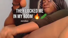 I Locked Myself in the Room to Caress My Clitoris