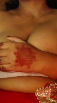 Desi möpse drücken nippelknei.