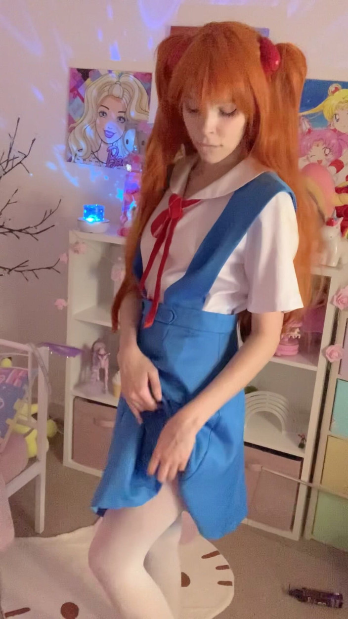 Little_Kitty69: Asuka enlève lentement toutes les couches et te taquine
