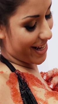Basen cipki scena 2_lesbian para uprawia seks w bikini w basenie galaretki