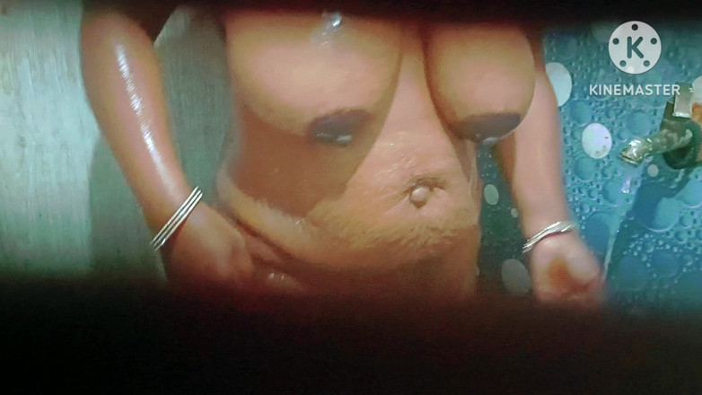 Sweethoneybgl: Enormes tetas de chica bañándose y seduciendo a su hermanastro...