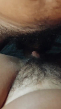 Misionářská Poloha, Která Začíná Mít Erekci S Penisem, Tře Jeho Penis Do Její Chlupaté Kundičky.