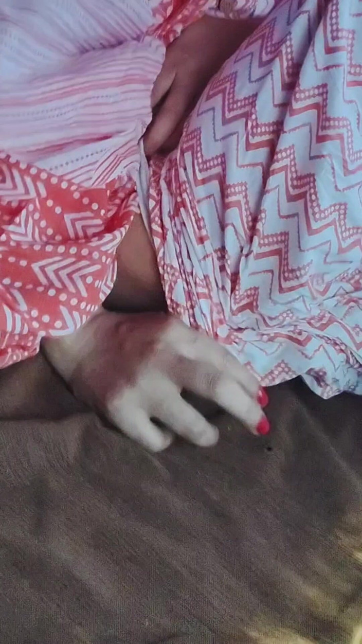 Khushboobhabi: 그녀의 가방에서 플라스틱 페니스 꺼내는 소녀