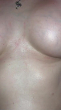 Seksi orta yaşlı seksi kadın vücudumu yağlıyorum
