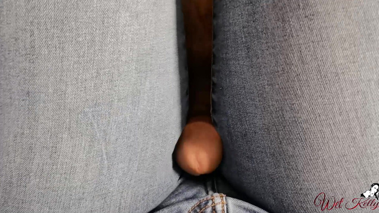 Wet Kelly: नीली जींस पहनी हॉट चोदने लायक मम्मी सख्त लंड को चोदती है