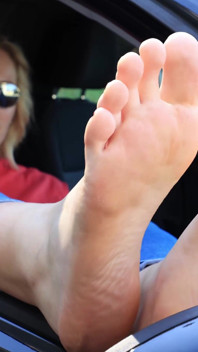 Grande taglia 43 piedi in un viaggio su strada